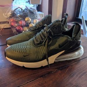 Nike M 7.5/W 9 Hunter green air Max 270